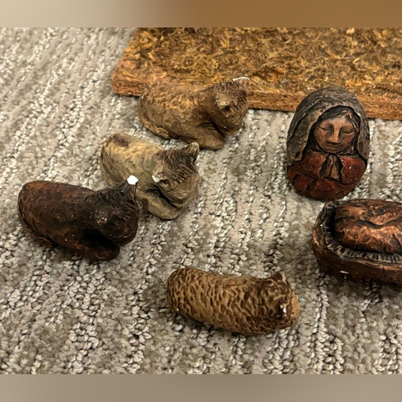 SOLD Small nativity scene, 2” figures, carved and painted plaster - Picture 9 of 12